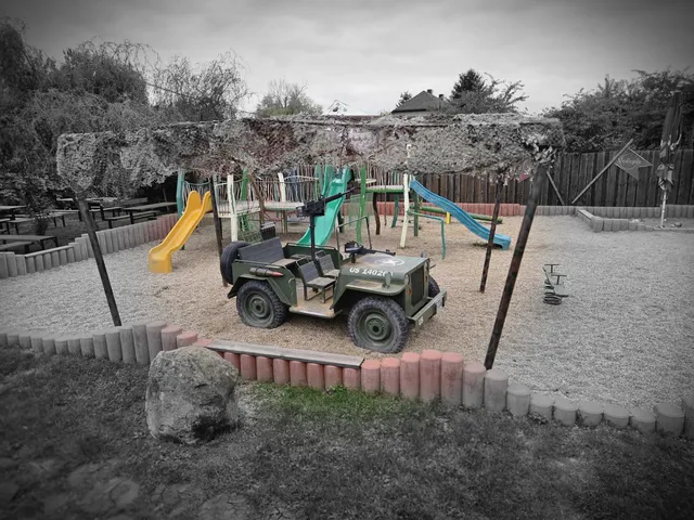 Dětské hřiště s pískovištěm a skluzavkou