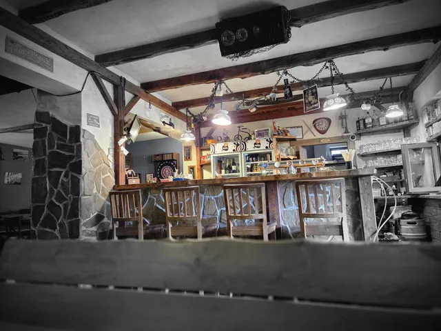 Bar bistra s kamennými sloupy