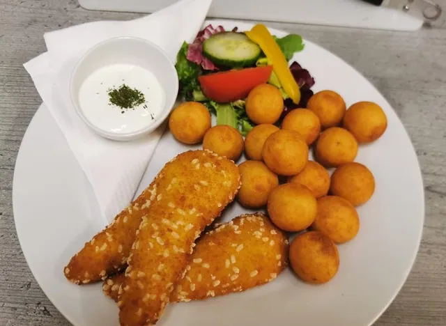 Smažené kousky s krokety, zeleninou a dipem