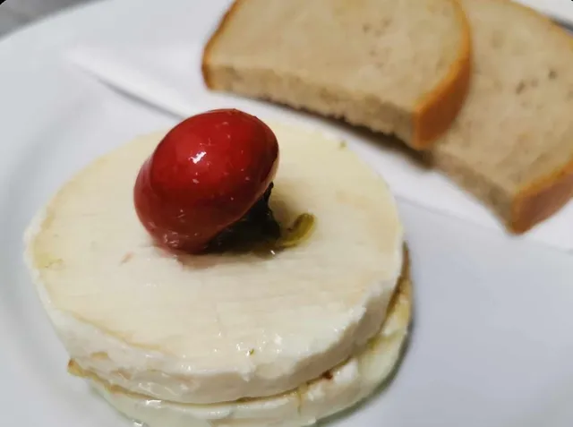 Sýrová specialita s pečivem